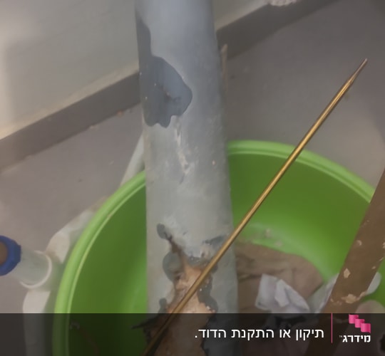 חלקי דוד שמש פגומים בתוך דלי ירוק